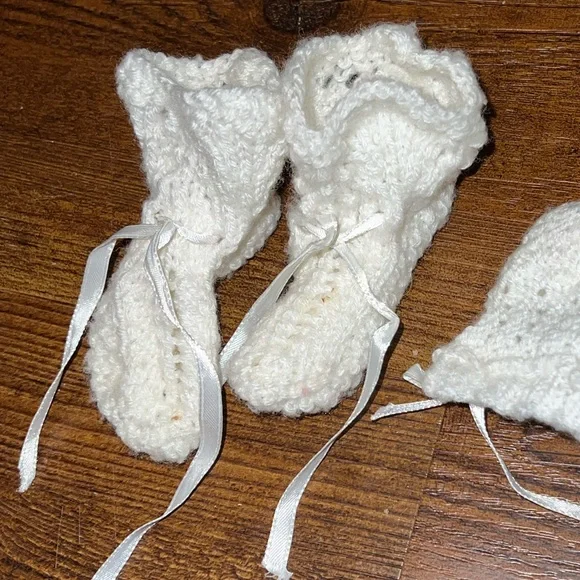 Vintage White Crochet Knit Baby Bonnet and Booties Set - Picture 7 of 9